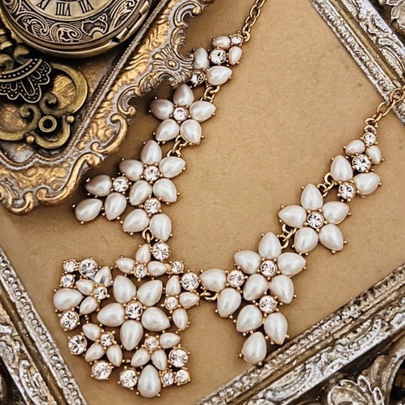 KATE SPADE • Mini Bouquet Pearl Statement Bib Necklace - Picture 4 of 4